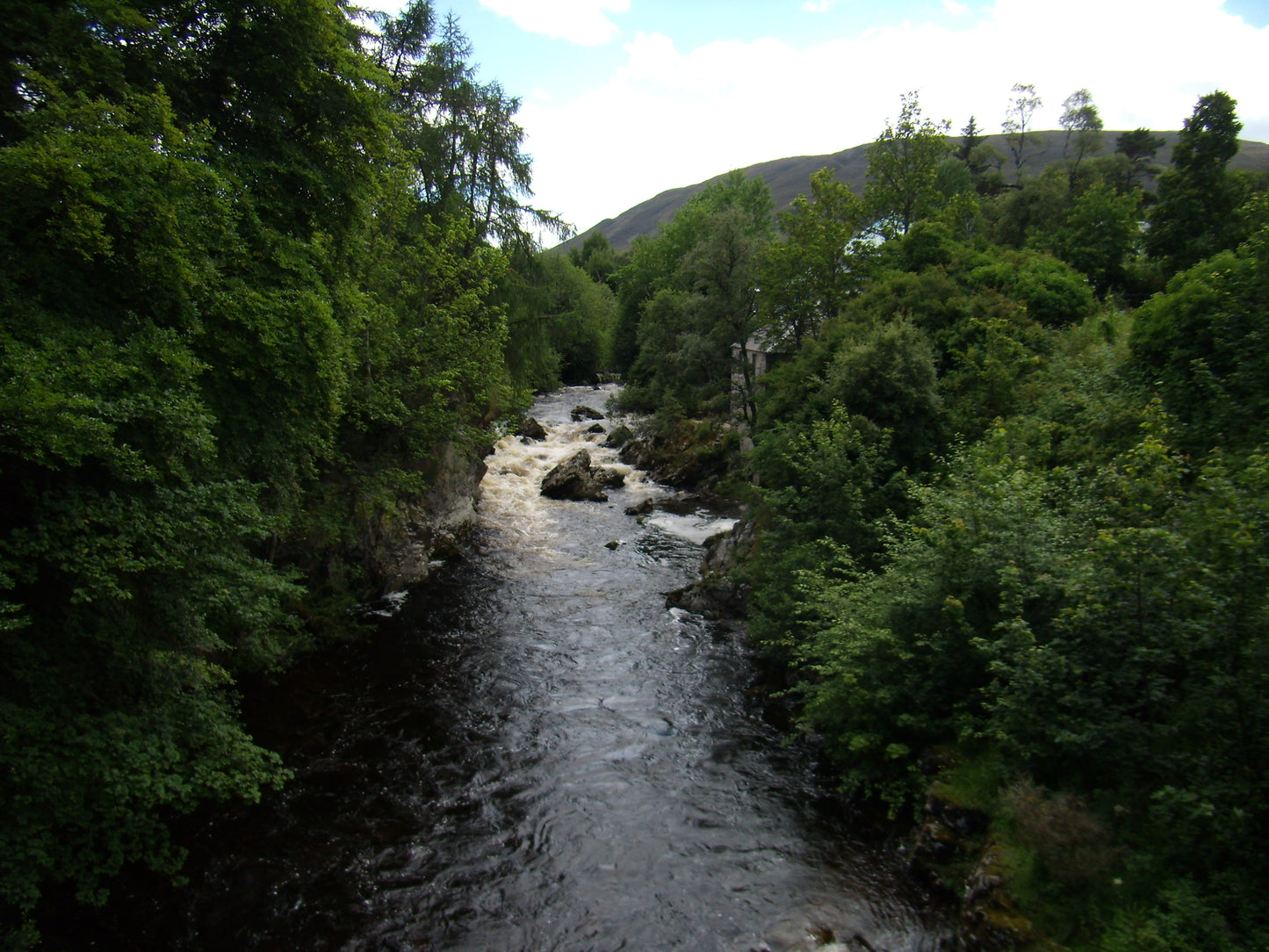 The River Clunie running through Braemar, the water that passes The Fife Arms. Photograph by Yooga, CC BY 3.0.