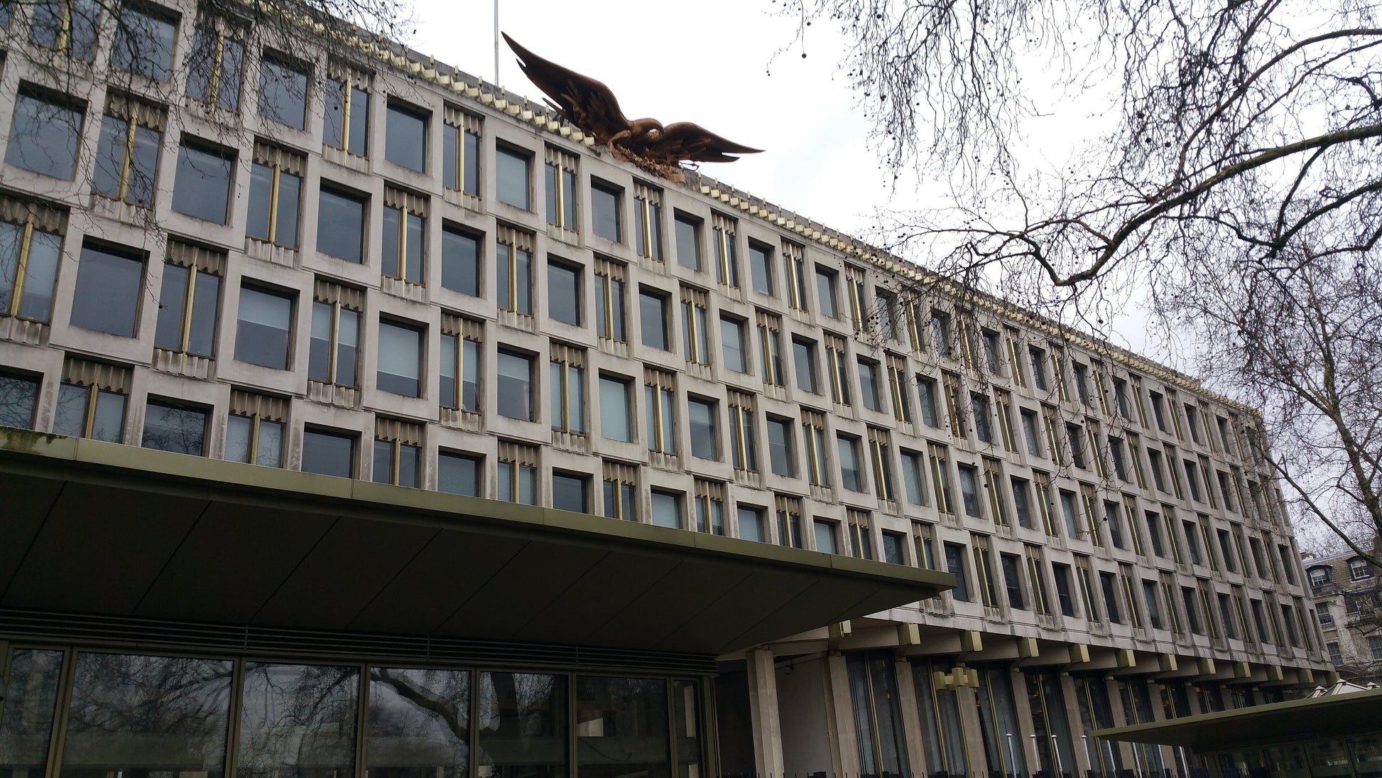 The former United States Embassy on Grosvenor Square, Eero Saarinen's diagrid facade with Theodore Roszak's gilded eagle on the corner, the building Asaya at The Chancery Rosewood sits beneath. Photograph by JRennocks, CC BY-SA 4.0