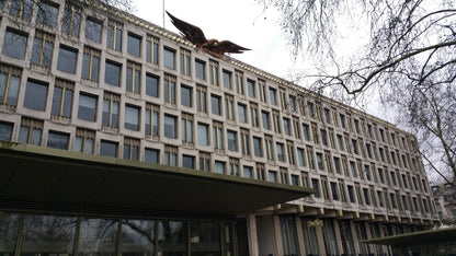 The former United States Embassy on Grosvenor Square, Eero Saarinen's diagrid facade with Theodore Roszak's gilded eagle on the corner, the building Asaya at The Chancery Rosewood sits beneath. Photograph by JRennocks, CC BY-SA 4.0