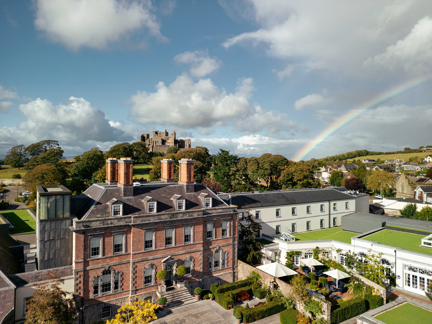 Cashel Palace Hotel with the Rock of Cashel visible behind it.