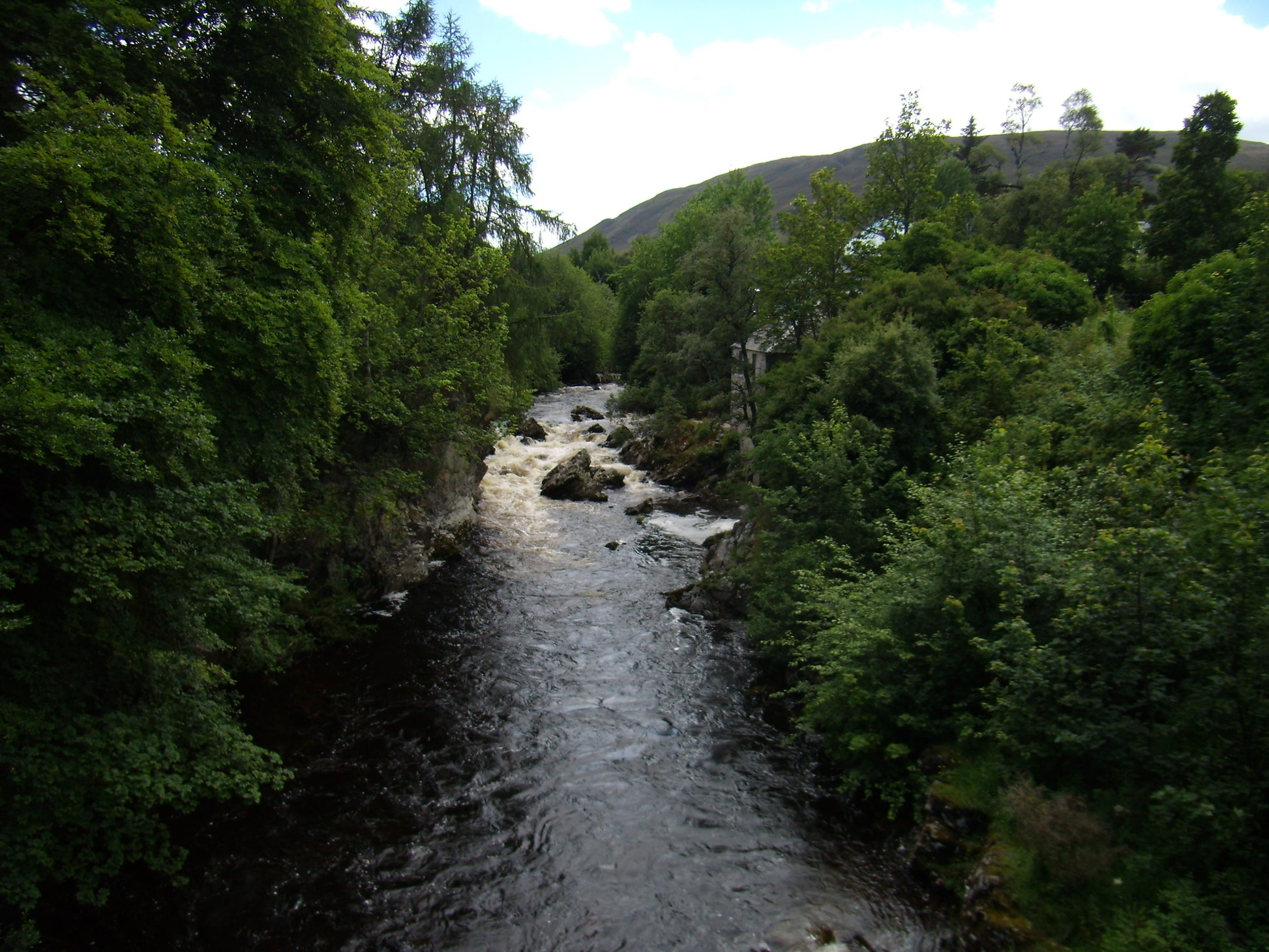 The River Clunie running through Braemar, the water that passes The Fife Arms. Photograph by Yooga, CC BY 3.0.