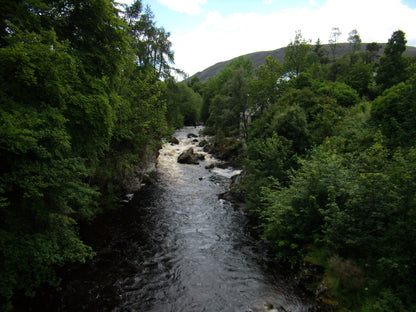 The River Clunie running through Braemar, the water that passes The Fife Arms. Photograph by Yooga, CC BY 3.0.