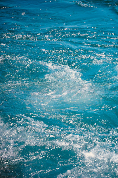 Clear turquoise seawater breaking and sparkling in the sun, evoking the Mediterranean water of Le Club Dauphin's seawater pool